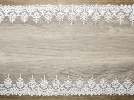 Koronka, złamana biel, 0,45 x 9m (1 szt. / 9 mb.)