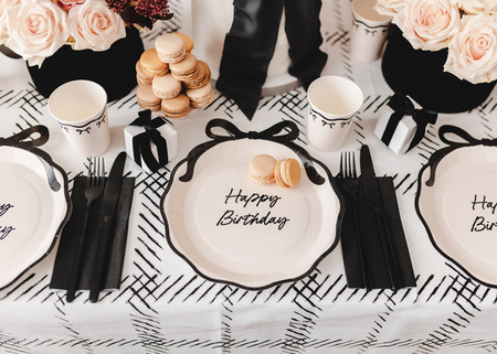 Talerzyki papierowe Happy Birthday z kokardką, mix, 24 cm (1 op. / 6 szt.)